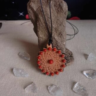 Pendentif talisman roue solaire et jaspe rouge