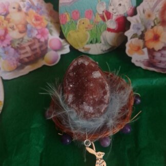 Nid d'𝓭'𝓞𝓼𝓽𝓪𝓻𝓪, lépidolite et œuf en améthyste