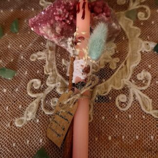 Bougie Décorative "L'Éveil de la Sorcière Verte" – Douceur Printanière & Magie d'Autel