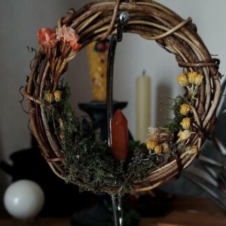 Couronne de Beltane des Campagnes — Mousse vivante, fleurs séchées & cornaline · Savoir ancien d'Alys-luna