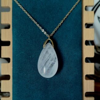 Pendentif en Cristal de Roche : Portez la Lumière du Discernement