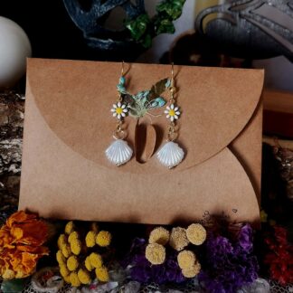 Boucles d'oreilles Marguerite & Coquille Saint-Jacques — Bijou artisanal de pureté et de lumière