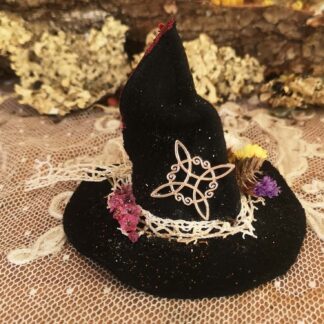 L’Héritage des Sorcières — Mini chapeau de sorcière, symbole de pouvoir ancestral
